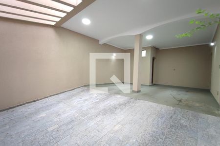 Casa à venda com 340m², 3 quartos e 4 vagasQuintal - Garagem