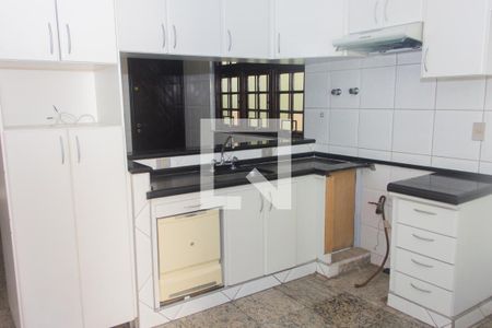 Casa à venda com 220m², 4 quartos e 3 vagas Casa à venda com 220m², 4 quartos e 3 vagasCozinha