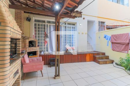 Casa à venda com 300m², 3 quartos e 2 vagas Casa à venda com 300m², 3 quartos e 2 vagasQuintal/Churrasqueira