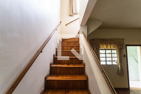 Casa para alugar com 232m², 8 quartos e sem vaga Casa para alugar com 232m², 8 quartos e sem vagaEscada de Acesso