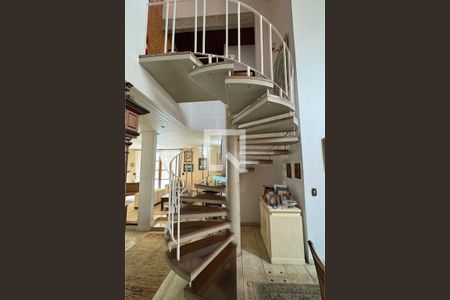 Casa de condomínio à venda com 400m², 5 quartos e 4 vagasEscada