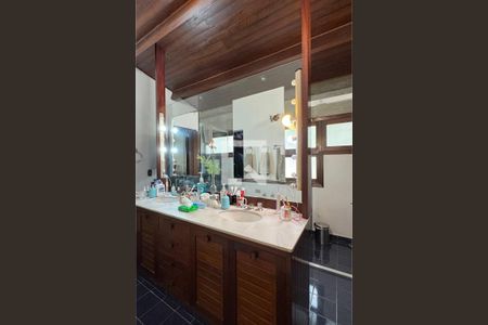 Casa de condomínio à venda com 400m², 5 quartos e 4 vagasBanheiro da Suíte 2