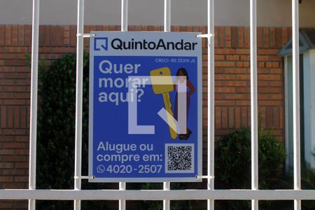 Casa à venda com 394m², 6 quartos e 2 vagas Casa à venda com 394m², 6 quartos e 2 vagasFachada