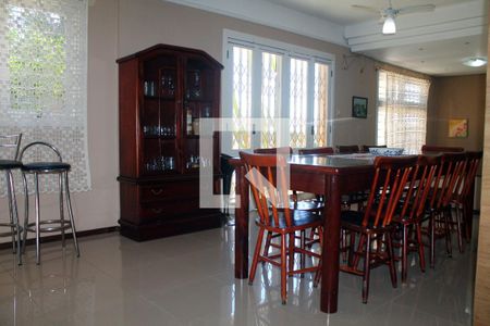 Casa à venda com 394m², 6 quartos e 2 vagas Casa à venda com 394m², 6 quartos e 2 vagasCozinha Casa Piscina