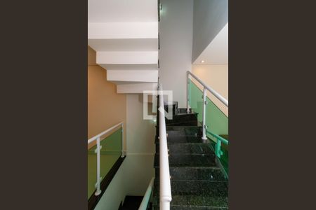 Casa à venda com 127m², 3 quartos e 2 vagas Casa à venda com 127m², 3 quartos e 2 vagasEscada