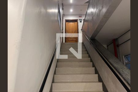 Apartamento à venda com 75m², 2 quartos e 1 vagaEscada