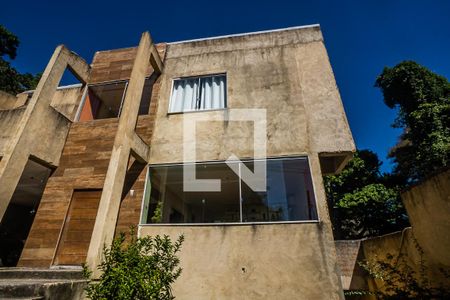 Casa à venda com 390m², 5 quartos e 4 vagasEntrada da casa