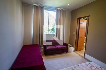 Casa à venda com 390m², 5 quartos e 4 vagasQuarto 2 suite