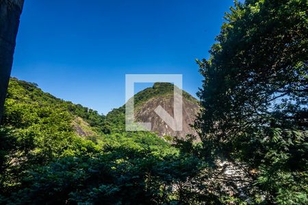 Casa à venda com 390m², 5 quartos e 4 vagasSala de estar vista da janela