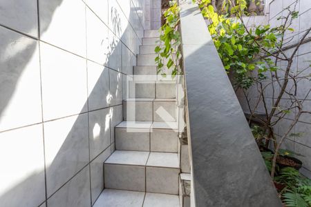 Casa à venda com 122m², 2 quartos e 1 vagaEscada para área coberta 