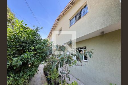 Casa à venda com 316m², 6 quartos e 5 vagas Casa à venda com 316m², 6 quartos e 5 vagasÁrea externa