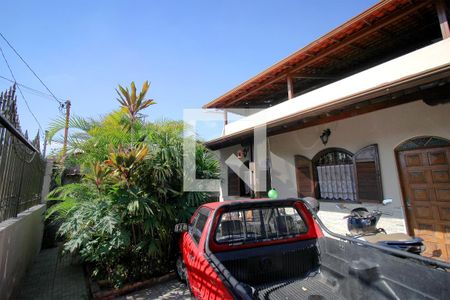 Casa à venda com 400m², 3 quartos e 3 vagasGaragem e jardim frontal