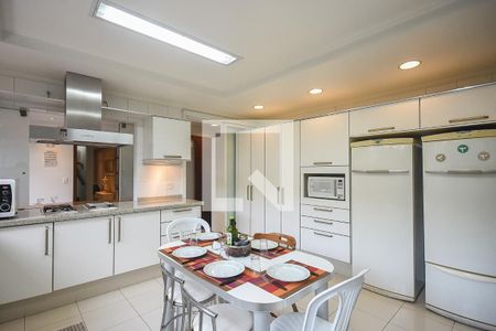 Casa à venda com 620m², 5 quartos e 5 vagasCozinha