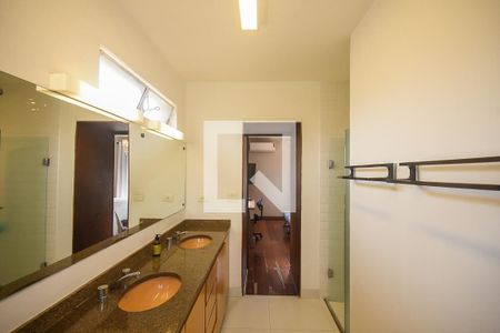 Casa à venda com 620m², 5 quartos e 5 vagasBanheiro Suíte 2