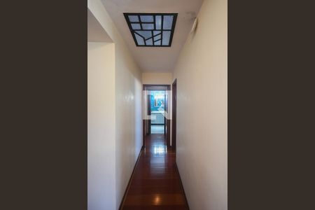 Casa à venda com 620m², 5 quartos e 5 vagasCorredor