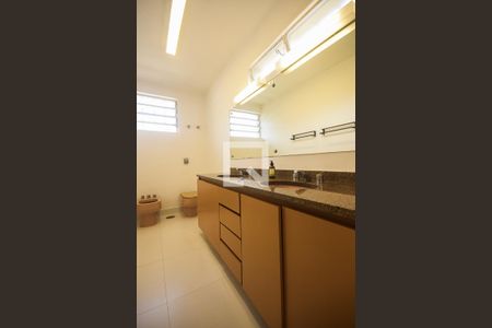 Casa à venda com 620m², 5 quartos e 5 vagasBanheiro Suíte 2