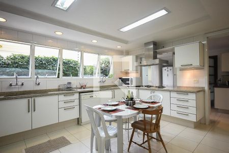 Casa à venda com 620m², 5 quartos e 5 vagasCozinha