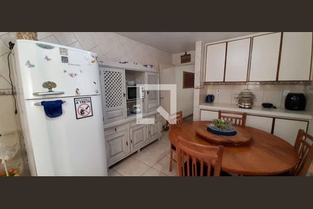 Casa à venda com 169m², 4 quartos e 2 vagas Casa à venda com 169m², 4 quartos e 2 vagasCozinha