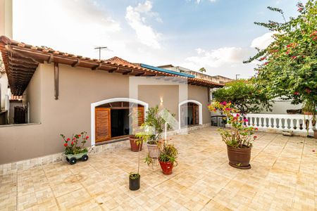 Casa à venda com 250m², 3 quartos e 3 vagas Casa à venda com 250m², 3 quartos e 3 vagasÁrea externa