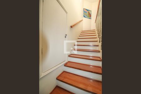 Casa à venda com 525m², 5 quartos e 5 vagas Casa à venda com 525m², 5 quartos e 5 vagasEscada