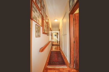 Casa à venda com 525m², 5 quartos e 5 vagas Casa à venda com 525m², 5 quartos e 5 vagasCorredor