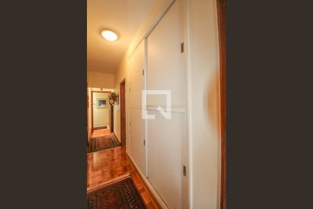 Casa à venda com 525m², 5 quartos e 5 vagas Casa à venda com 525m², 5 quartos e 5 vagasCorredor