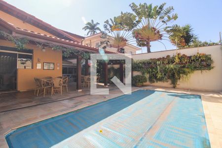 Casa à venda com 525m², 5 quartos e 5 vagas Casa à venda com 525m², 5 quartos e 5 vagasÁrea Externa