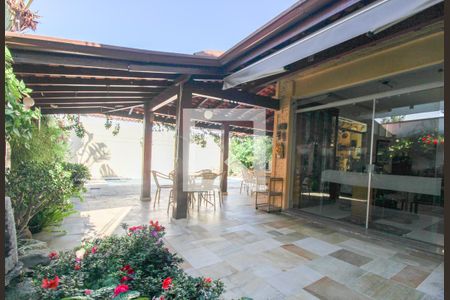 Casa à venda com 525m², 5 quartos e 5 vagas Casa à venda com 525m², 5 quartos e 5 vagasÁrea Externa