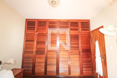 Casa à venda com 525m², 5 quartos e 5 vagas Casa à venda com 525m², 5 quartos e 5 vagasQuarto 4