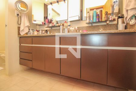 Casa à venda com 525m², 5 quartos e 5 vagas Casa à venda com 525m², 5 quartos e 5 vagasBanheiro do Quarto 4