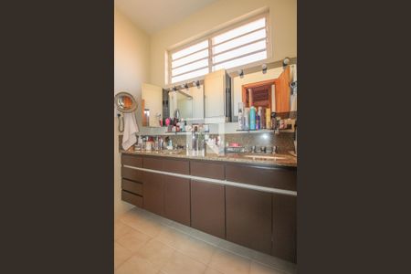 Casa à venda com 525m², 5 quartos e 5 vagas Casa à venda com 525m², 5 quartos e 5 vagasBanheiro do Quarto 4