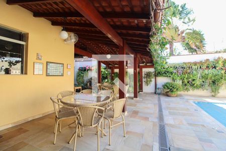 Casa à venda com 525m², 5 quartos e 5 vagas Casa à venda com 525m², 5 quartos e 5 vagasÁrea Externa