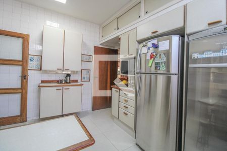 Casa à venda com 525m², 5 quartos e 5 vagas Casa à venda com 525m², 5 quartos e 5 vagasCozinha