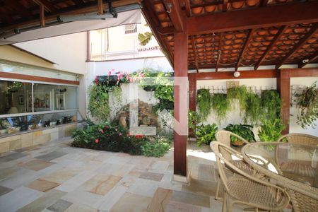 Casa à venda com 525m², 5 quartos e 5 vagas Casa à venda com 525m², 5 quartos e 5 vagasÁrea Externa