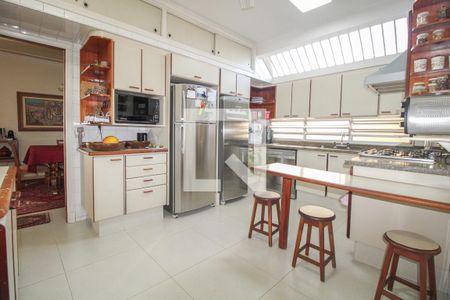 Casa à venda com 525m², 5 quartos e 5 vagas Casa à venda com 525m², 5 quartos e 5 vagasCozinha