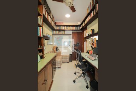 Casa à venda com 525m², 5 quartos e 5 vagas Casa à venda com 525m², 5 quartos e 5 vagasEscritório