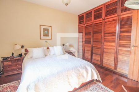 Casa à venda com 525m², 5 quartos e 5 vagas Casa à venda com 525m², 5 quartos e 5 vagasQuarto 4