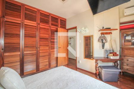 Casa à venda com 525m², 5 quartos e 5 vagas Casa à venda com 525m², 5 quartos e 5 vagasQuarto 4