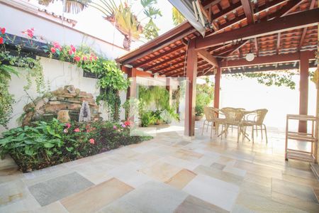 Casa à venda com 525m², 5 quartos e 5 vagas Casa à venda com 525m², 5 quartos e 5 vagasÁrea Externa