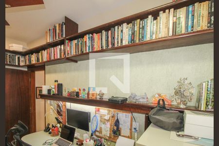 Casa à venda com 525m², 5 quartos e 5 vagas Casa à venda com 525m², 5 quartos e 5 vagasEscritório