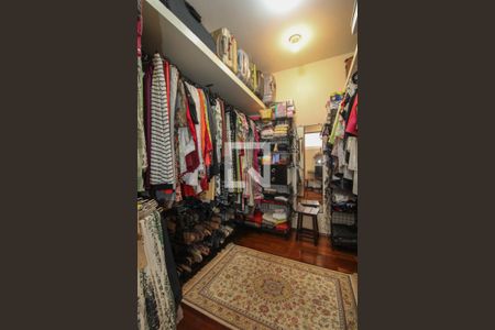 Casa à venda com 525m², 5 quartos e 5 vagas Casa à venda com 525m², 5 quartos e 5 vagasCloset