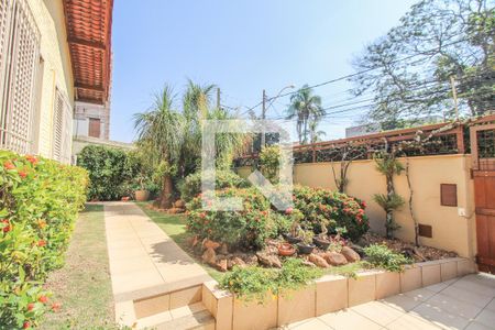 Casa à venda com 525m², 5 quartos e 5 vagas Casa à venda com 525m², 5 quartos e 5 vagasÁrea Externa