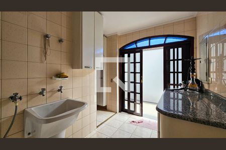 Casa à venda com 240m², 4 quartos e 4 vagasÁrea de serviço 