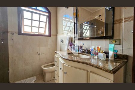 Casa à venda com 240m², 4 quartos e 4 vagasBanheiro Suite 2