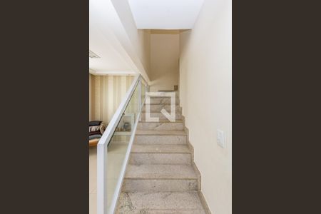 Casa de condomínio à venda com 126m², 3 quartos e 2 vagas Casa de condomínio à venda com 126m², 3 quartos e 2 vagasEscada