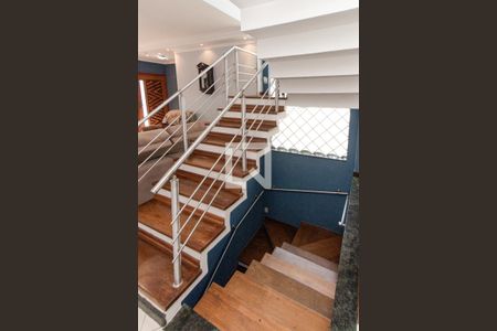 Casa para alugar com 450m², 3 quartos e 8 vagasEscada