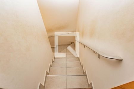 Casa à venda com 120m², 2 quartos e 2 vagasEscada