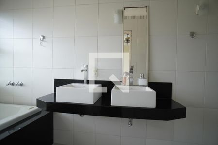 Casa à venda com 336m², 6 quartos e 4 vagasBanheiro