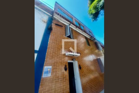 Casa à venda com 200m², 5 quartos e 3 vagas Casa à venda com 200m², 5 quartos e 3 vagasFachada com cartaz QA