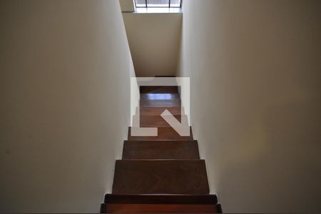 Casa à venda com 170m², 3 quartos e 2 vagasEscada